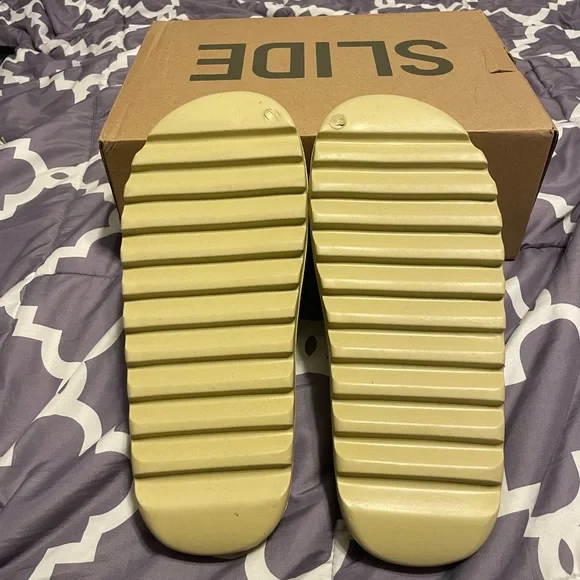 Yeezy Slide ‘Resin’ 2022 - Picture 5 of 5